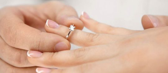 sa bague de fiançailles